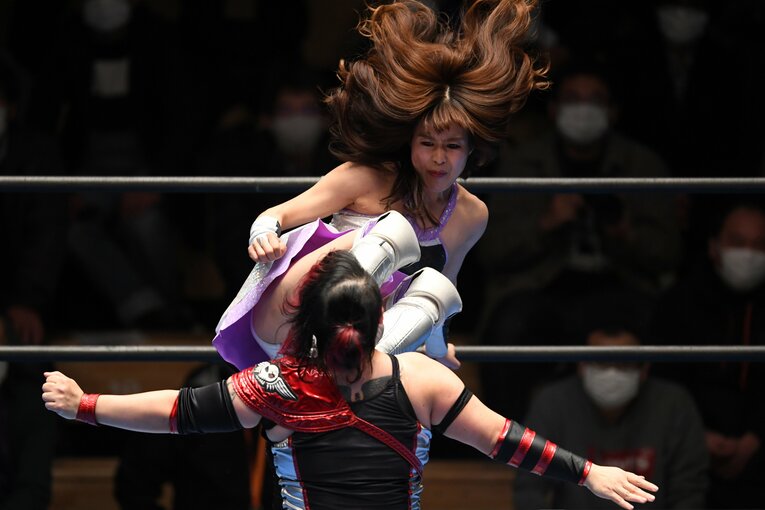 大晦日の昼、後楽園ホールではアイスリボンを開催。NATSUMIのドロップキック