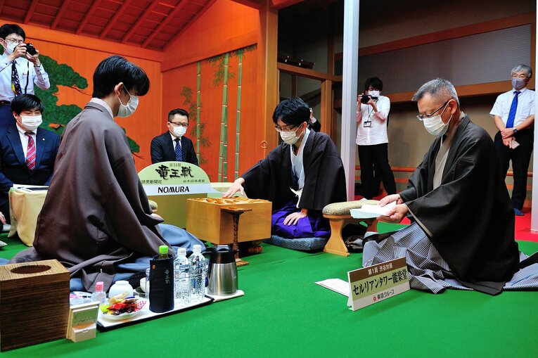 竜王戦第1局　©日本将棋連盟