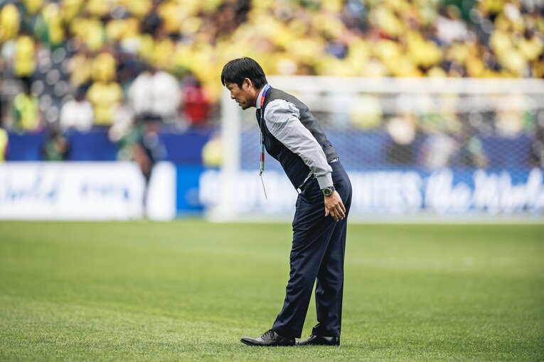 【テレビに映らなかったブラジル戦真相】試合後、涙、涙…ピッチに倒れ込む日本代表選手と励ます仲間たち。森保一監督の“痛恨の表情”も（写真は右に続きます）　©Kiichi Matsumoto/JMPA