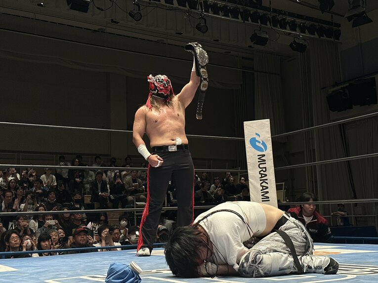 スワイプすると「エル・デスペラードvs葛西純」など激闘写真をご覧になれます　©Norihiro Hashimoto