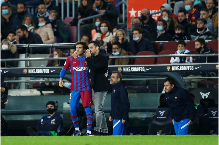 シャビ新監督41歳は暗黒バルサを救えるか 《メッシとの黄金連係・涙を撮ったカメラマン》が就任会見・初采配に見た“希望”とは(44)