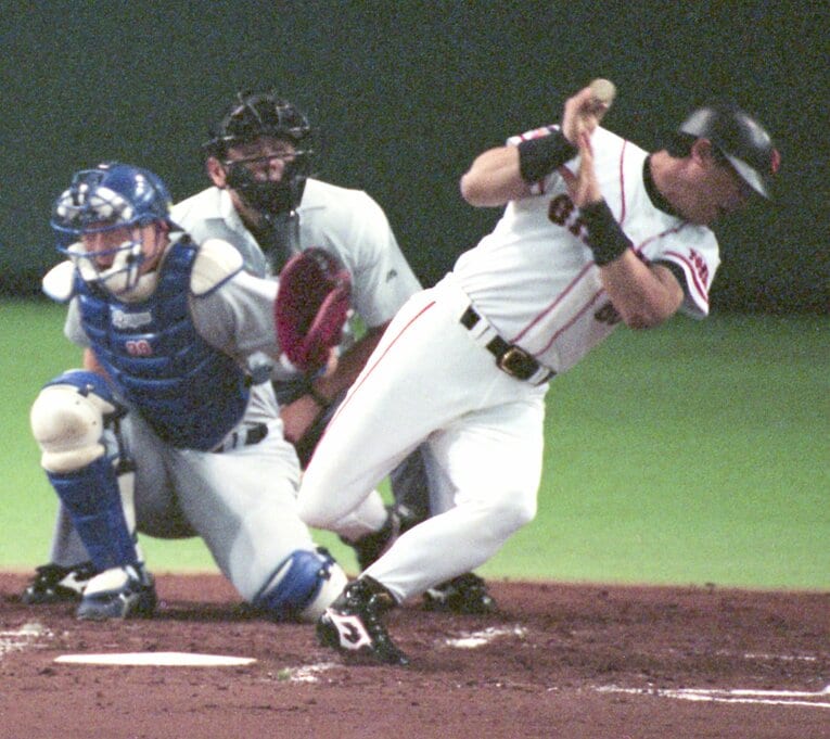 8月16日、郭源治（中日）から手首に死球を当てられ倒れ込む落合【1枚目／全2枚】　©KYODO