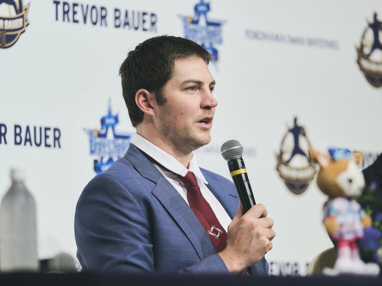 入団会見にスーツ姿でのぞむバウアー　©Yuki Suenaga