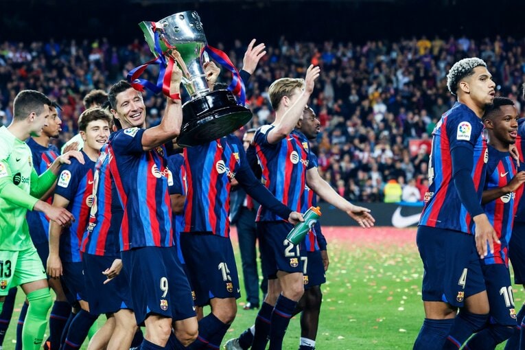 今季9点目！ 久保建英が凄まじい「バルサ撃破ドリブル、ブスケッツ退団・優勝セレモニーが同時に」カメラマンが見た“美しいカンプノウの夜”(53)