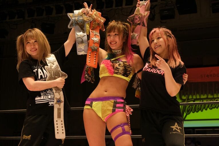 中野たむ（左）、白川未奈（右）に称えられるウナギ