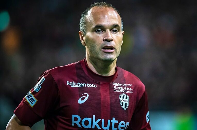 ヴィッセル神戸時代のアンドレス・イニエスタ。推定年俸20億円とも言われたが、外国人選手と日本人Jリーガーでは年収に格差があるのは間違いない ／ photograph by Takuya Sugiyama