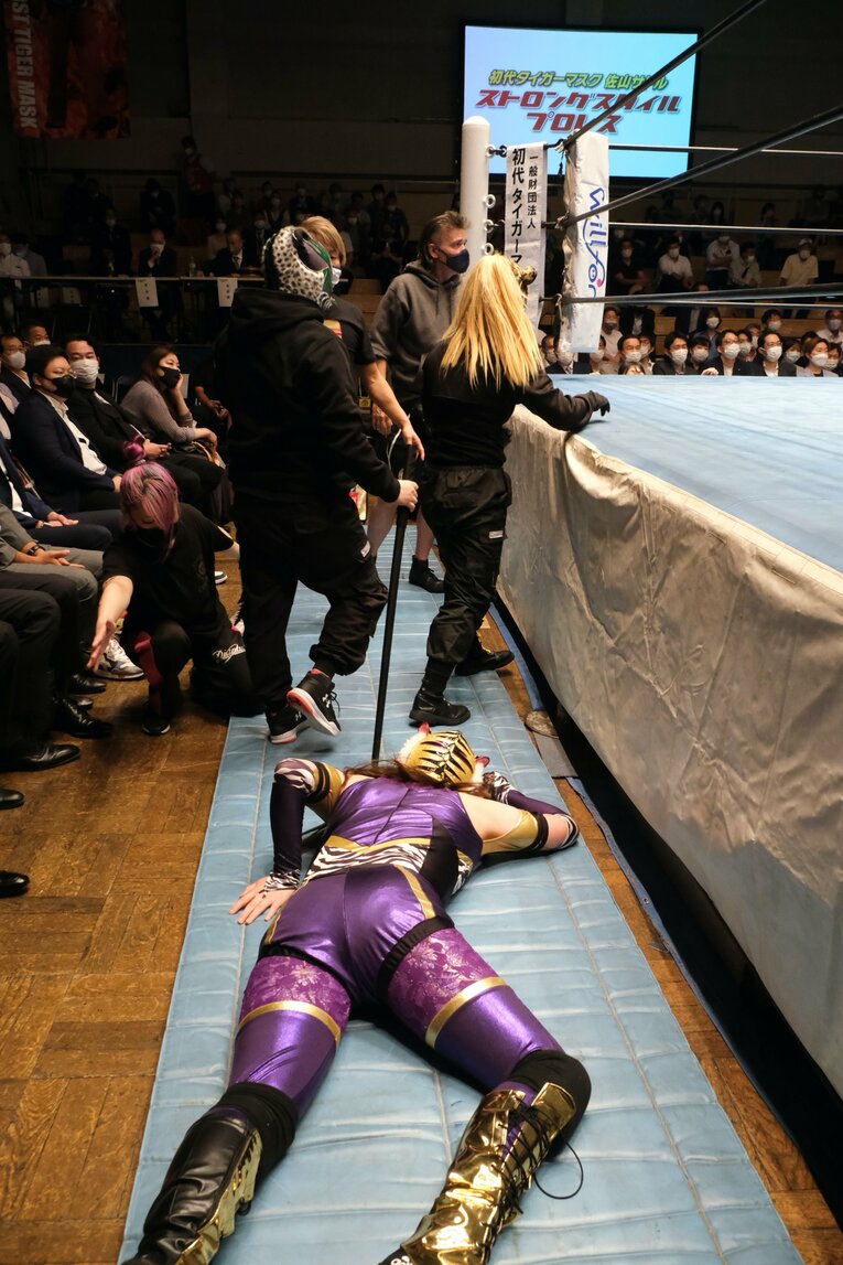 タイガー・クイーンを激怒させた“ヒール殺法”…乱入に凶器攻撃、待望のライバルは何でもありの“闇の軍団”？(41)