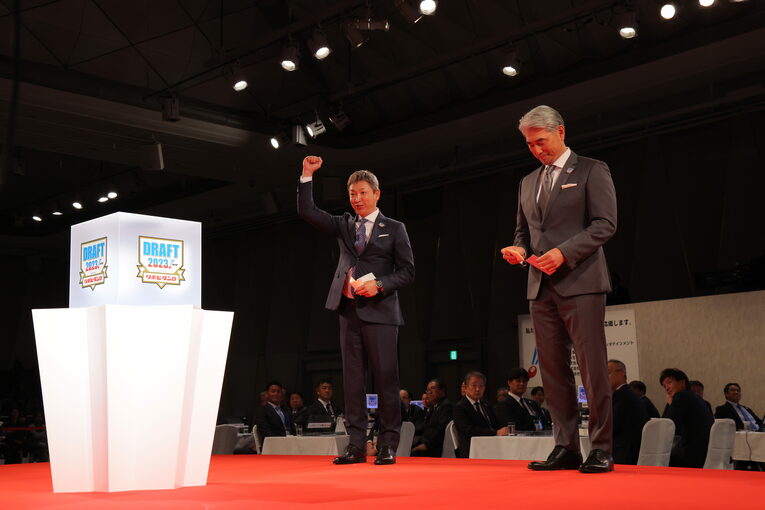 抽選で3回外れたロッテ。吉井理人監督も苦笑い（写真は2度目の抽選で、中日・立浪監督が草加勝〔亜大〕の交渉権を獲得）　©JMPA