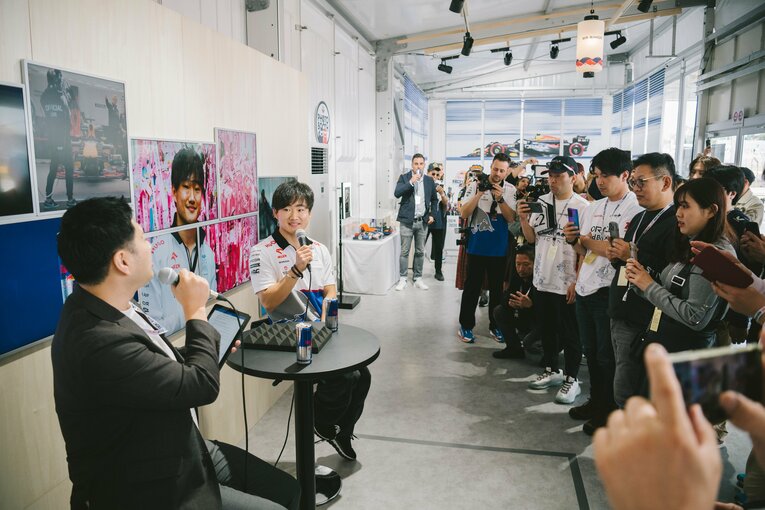 レッドブルVIPラウンジでのトークショーに登場した角田　©Getty Images / Red Bull Content Pool