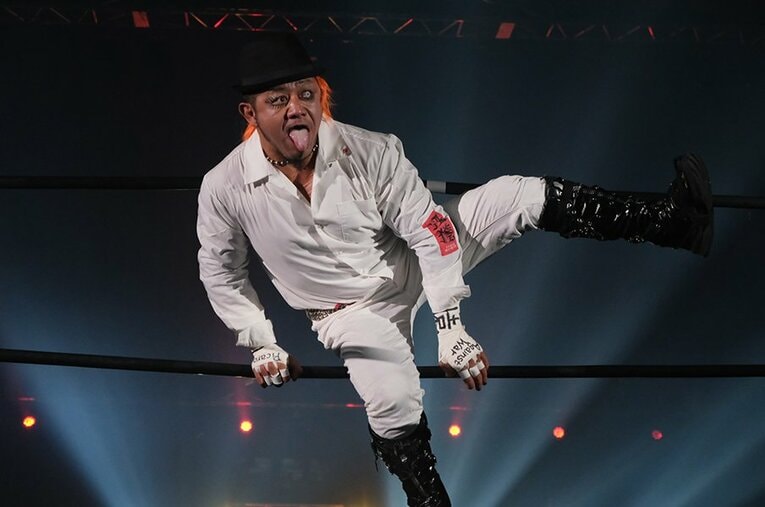 5月3日、所属するFREEDOMSの横浜武道館大会で佐久田俊行と対戦した葛西純。コスチュームは『時計じかけのオレンジ』ばり ／ photograph by Norihiro Hashimoto