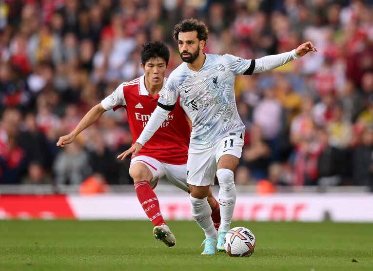 10月9日（現地）のリバプール戦。左SBでフル出場した冨安はサラーを完璧に抑え込み、勝利に貢献した　©Getty Image