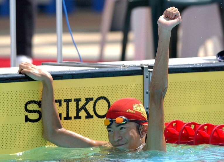 2004年、埼玉国体・競泳少年男子B200m背泳ぎ決勝で優勝し、声援に応える入江陵介（当時中2）©︎JIJI PRESS