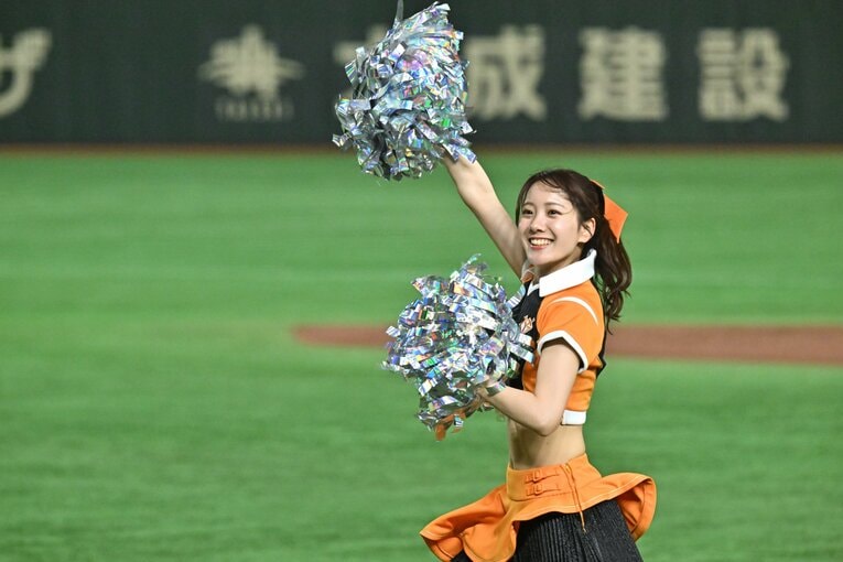 試合を盛り上げる巨人の公式マスコットガール「VENUS」　©Hideki Sugiyama