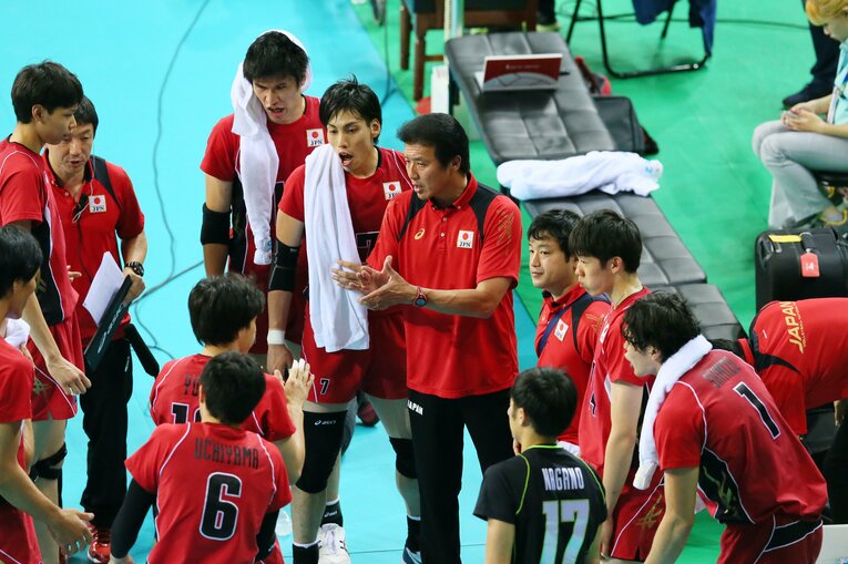 2014年アジア大会決勝で指示を送る南部監督　©︎YUTAKA/AFLO SPORT