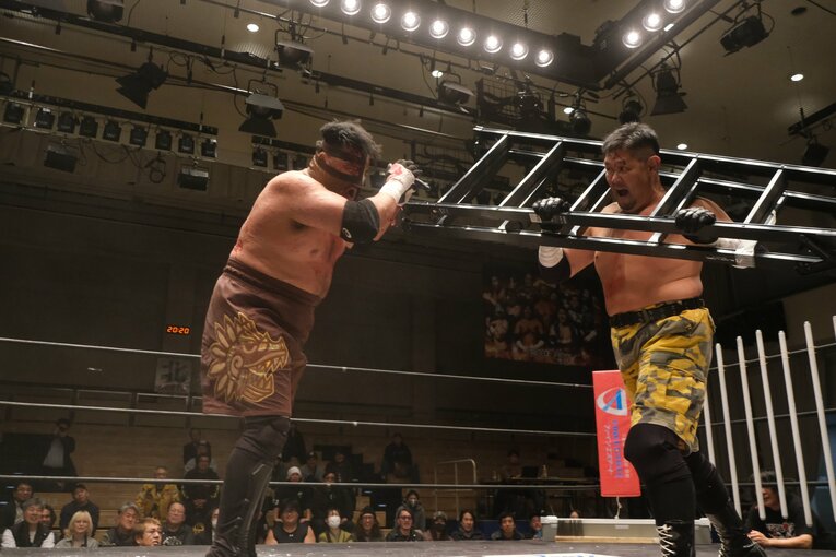 蛍光灯で殴り合い、大流血して…メキシコ人デスマッチファイター「もっと日本にいたい」ビオレント・ジャックの切実な思い「外国人がって…でも、ここがオレの家」(101)