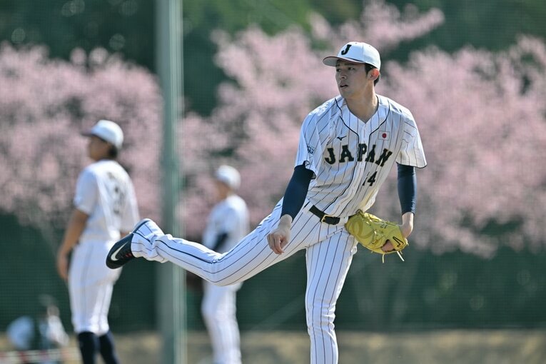 WBC合宿初日で遠投する佐々木朗希　©︎HIdeki Sugiyama