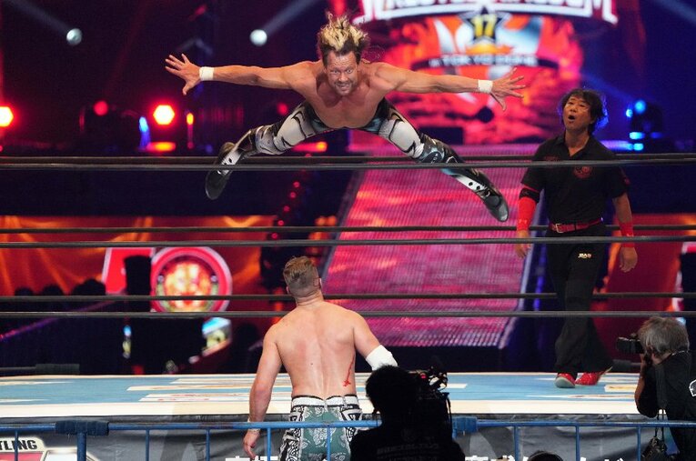 トップロープ越しのトペを見事に決めるケニー・オメガ。新日本プロレスのリングに「ベストバウトマシーン」が帰還した ／ photograph by Essei Hara