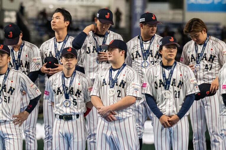 プレミア12決勝戦、銀メダルを授与されるも悔しそうな面々　©Nanae Suzuki