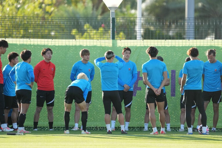 試合前日、コミュニケーションを取る酒井ら浦和イレブン　©Etsuo Hara/Getty Images