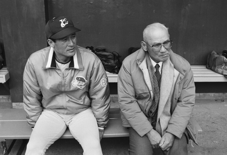 ロッテのレジェンドであり、引退したばかりで監督に就任した有藤だが、牛島には気をつかっていたという。右は川上哲治氏　©JIJI PRESS