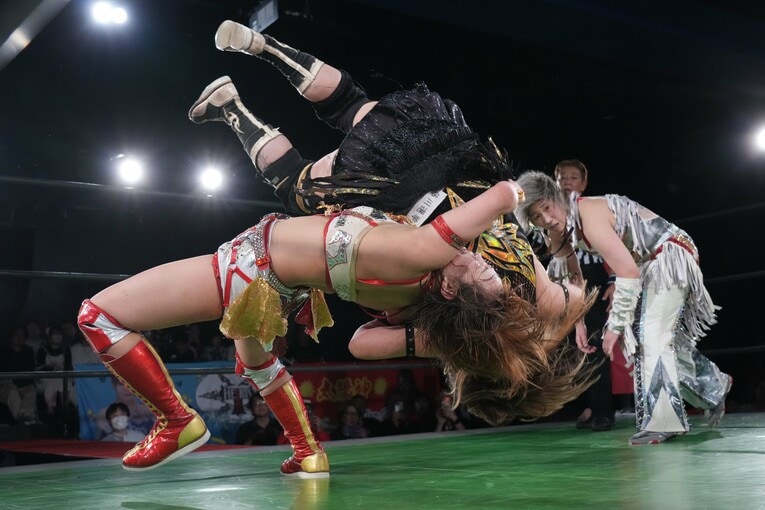 渡辺智子に裏投げを放つSareee　©Essei Hara