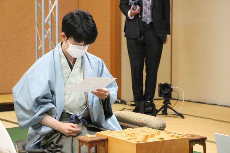 王将戦ではライトブルーの和服をまとった藤井五冠　©日本将棋連盟