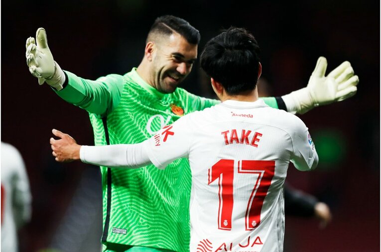 久保建英が“鉄壁アトレティコDF”をミスらせた　今季初ゴール写真に感じる「タケの厄介さ」とは〈撮影者の視点〉(52)