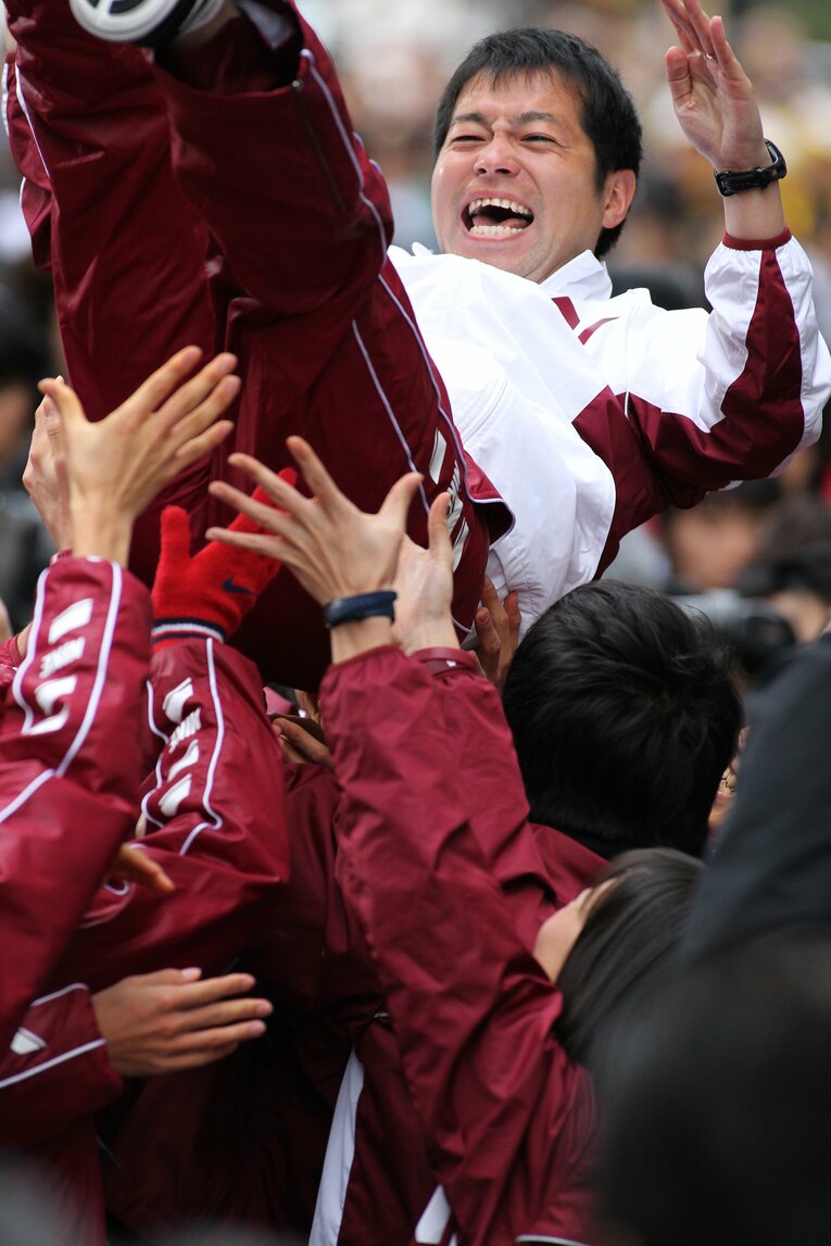コーチとして母校に戻った相楽。18年ぶりに母校を箱根駅伝総合優勝に導いた　©Shigeki Yamamoto