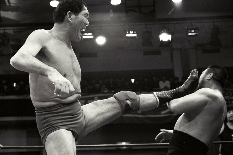 ジャイアント馬場の16文キック（1985年）　©Essei Hara