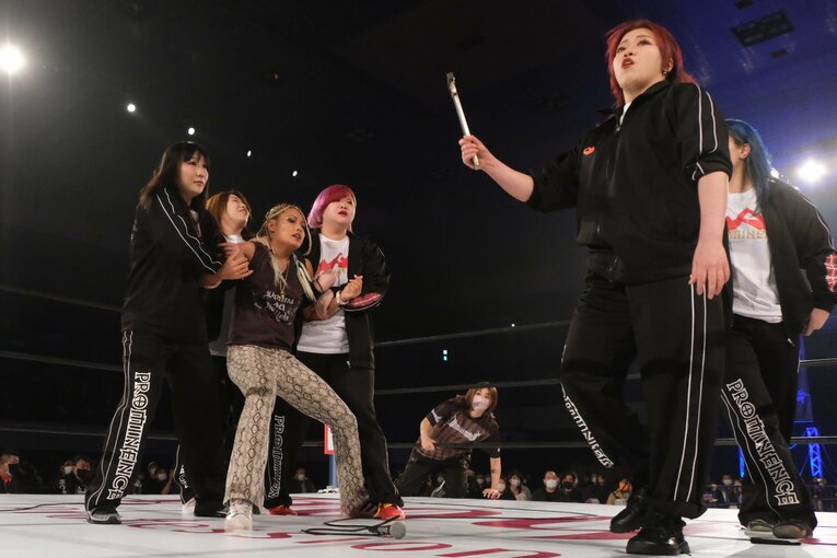 すずは凶器を取り出し、ジュリアに詰め寄るシーンも（クリックすると「この記事の写真」にとびます。流血等の過激な画像を含みますのでご注意ください）