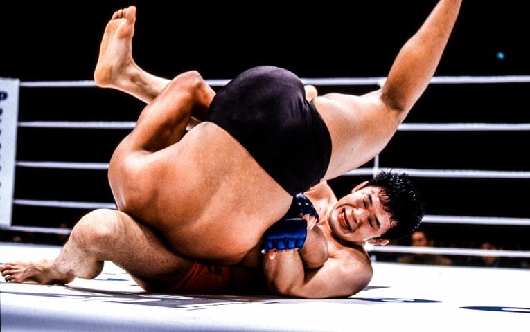 1998年3月、桜庭は「PRIDE.2」で同イベントに初参戦。ヴァーノン・“タイガー”・ホワイトに腕ひしぎ十字固めで勝利