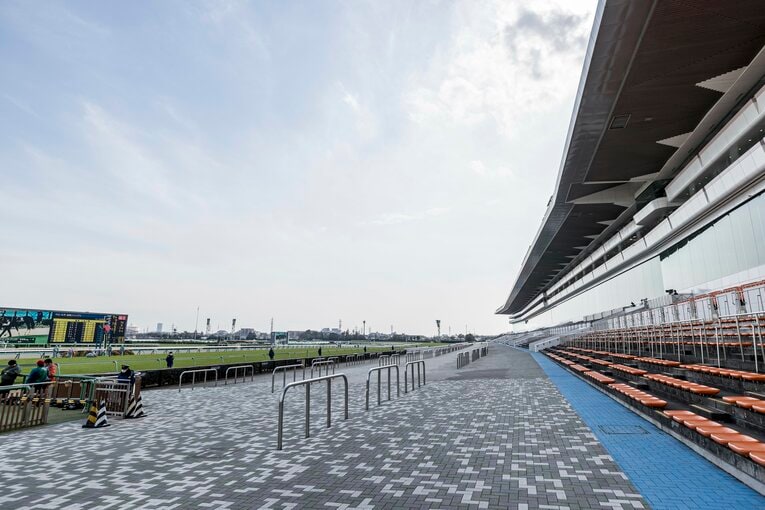 コロナ禍で無観客となった中山競馬場のスタンド　©Kiichi Matsumoto