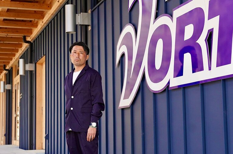 徳島ヴォルティスの岡田明彦強化本部長。J1昇格とJ2降格など様々な経験をした中で得た知見とは ／ photograph by Atsushi Iio