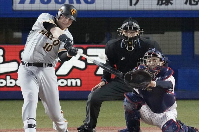 4月28日のヤクルト戦、３回無死、スモークが右越えに来日初本塁打を放った ／ photograph by KYODO