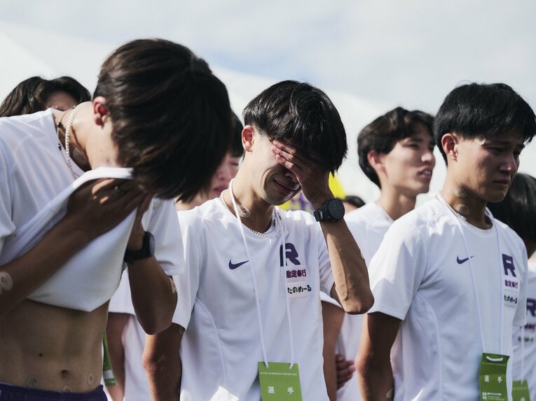2025年の予選会、ギリギリの10位で予選を通過して安堵で泣き崩れる立教大チーム　©Yuki Suenaga
