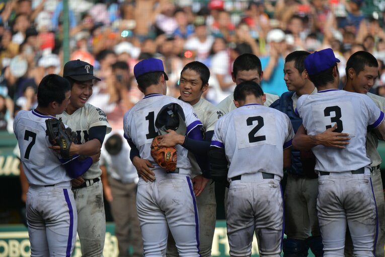 第100回夏の甲子園決勝、ハグする根尾昂と吉田輝星　©Hideki Sugiyama