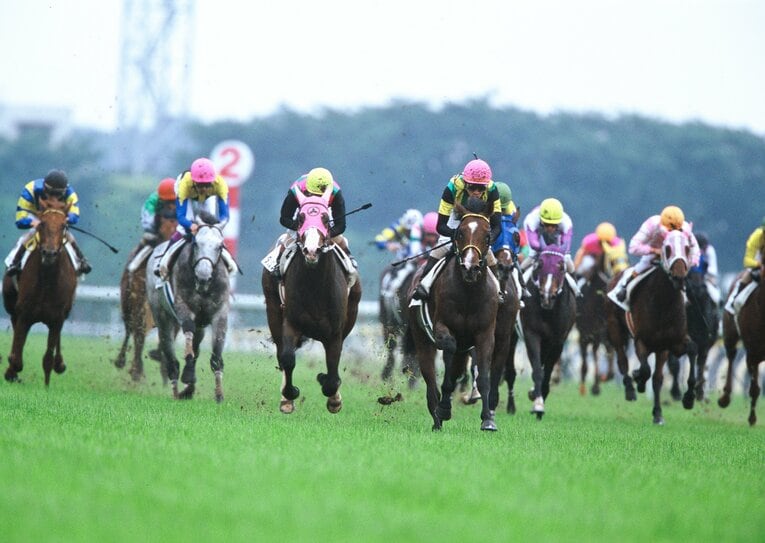 第68回（2001年）日本ダービーを制したジャングルポケットと角田晃一　©︎Tomohiko Hayashi