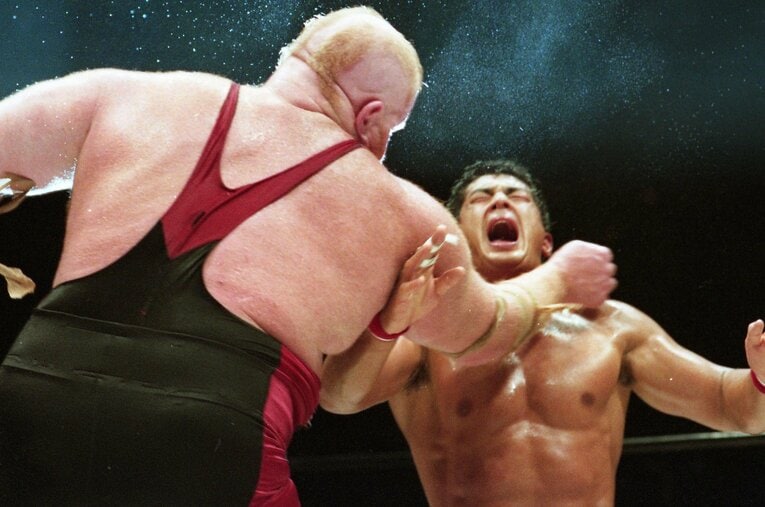 Uインター「1億円トーナメント」決勝の高田延彦vsスーパーベイダー　©東京スポーツ新聞社