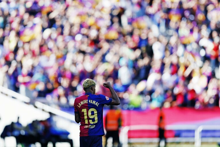 「日本代表戦で解任された監督」がバルサ再建…才能覚醒ヤマル17歳に引退撤回ベテランGKの涙「失点が多くて危うい」のにマドリー撃破2冠のナゼ(13)