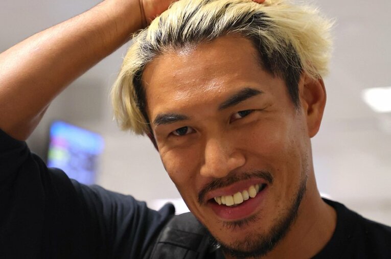 早速フランス入りしてチームに合流した山中亮平（35歳）。W杯メンバー落選後に髪の毛を金色に染め上げていた ／ photograph by Sankei Shimbun