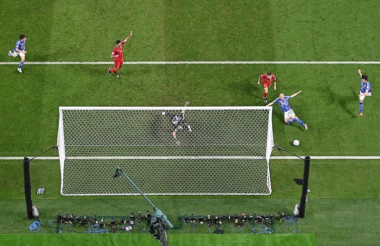 前田大然は惜しくも届かず、三笘の前にボールが転がる（奇跡のゴールシーン　6／57）©AFP=JIJI PRESS