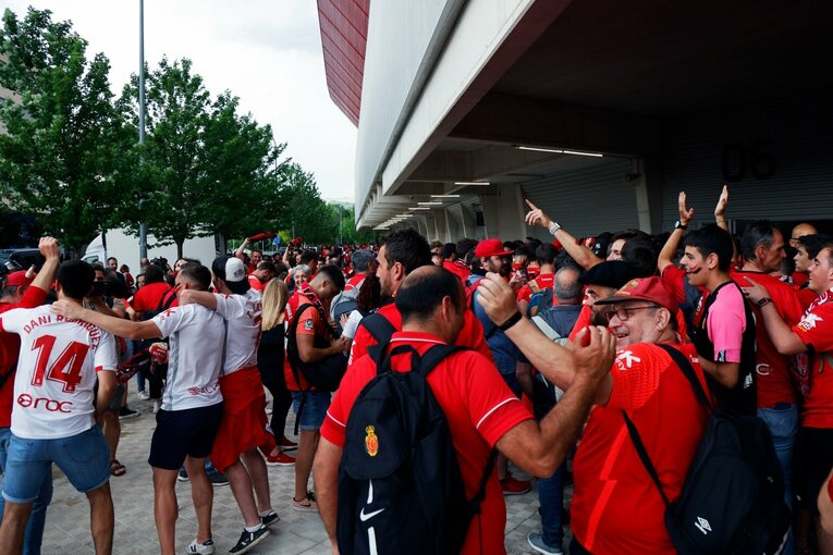 久保建英がGK姿？奇跡の残留に歓喜、“ズボンを抜いだお宝写真”も… 「苦しんだタケのリーガ3年目」をカメラマン視点で振り返る(5)