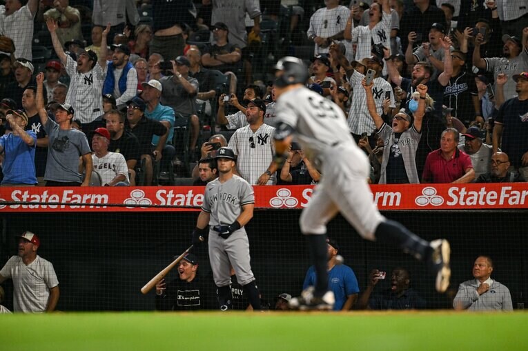 日本時間8月29日、大谷の前で50号を放ったジャッジ　©Nanae Suzuki