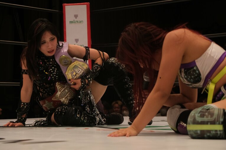 無料中継でも話題を集めた上谷沙弥vsAZM（9月27日）　©Norihiro Hashimoto