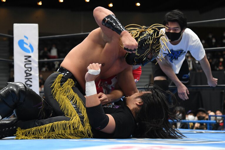 マウントから佐々木大輔を攻めるエル・デスペラード