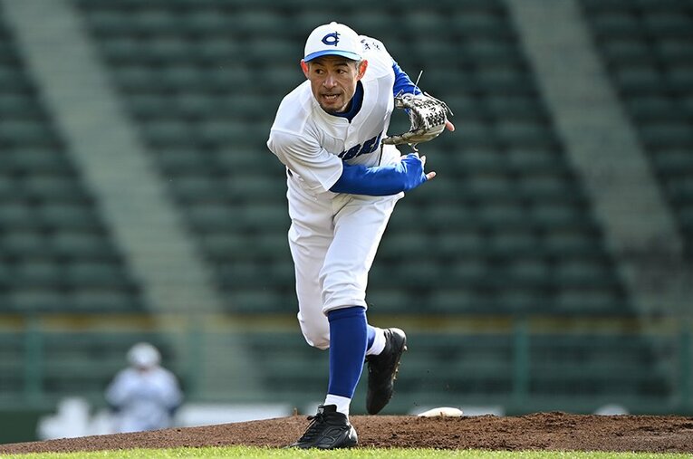 女子高校選抜との試合にて投球するイチローさん ／ photograph by Naoya Sanuki