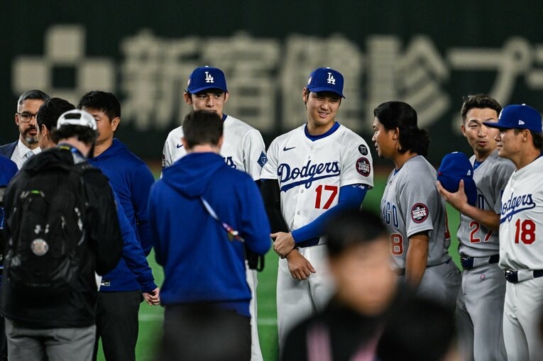 開幕戦シリーズ。今永と談笑する大谷　©Nanae Suzuki