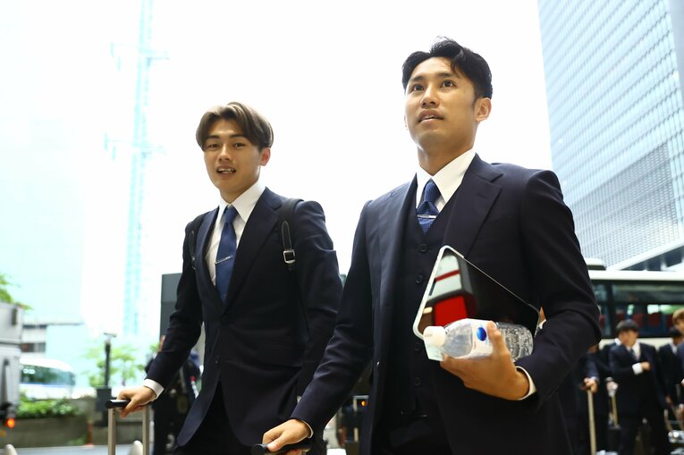 6月の日本代表で同じユニバーシアード日本代表になった上田綺世とスーツ姿で歩く森下　©JFA/AFLO