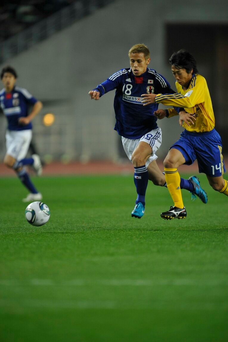 2011年、復興支援チャリティーマッチでマッチアップする本田圭佑と中村憲剛　©Sports Graphic Number