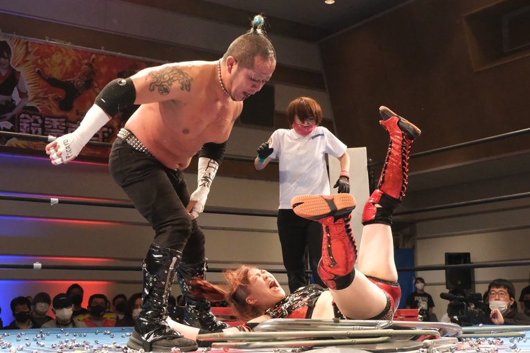 「いつか、傷だらけの背中でウェディングドレスを」 18歳の女子レスラー・鈴季すずが大流血を「嬉しい」と語る理由(55)